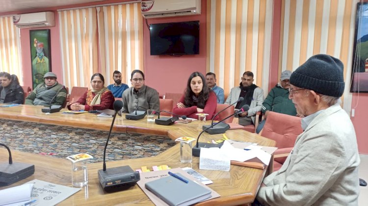 आम लोगों के कल्याण को सर्वोच्च प्राथमिकता दें अधिकारी-कर्मचारी
