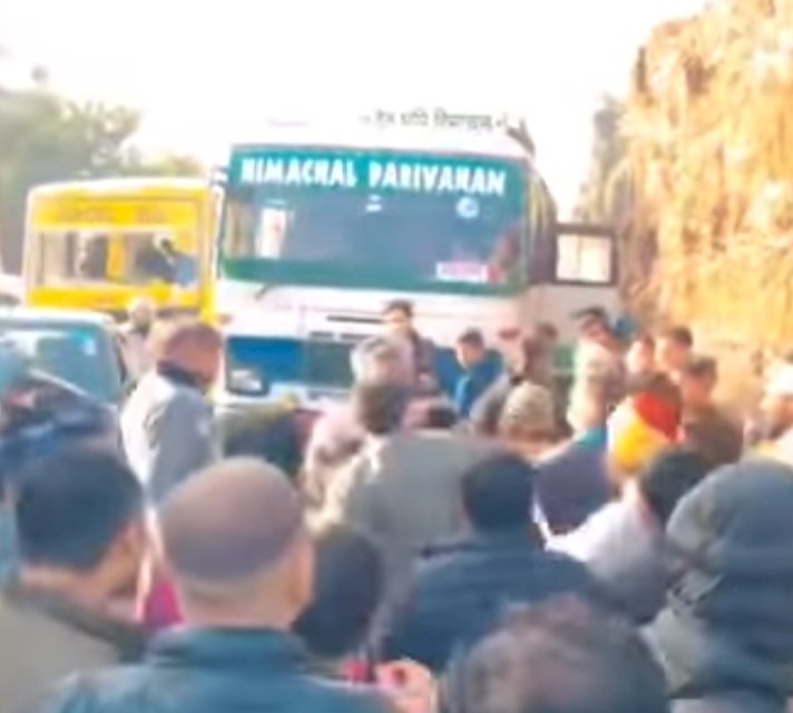 एचआरटीसी बस व ट्रक चालक हाईवे पर आपस मे भिड़े, वीडियो हुआ वायरल
