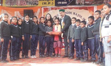 बच्चे पढ़ाई के साथ खेलों को भी दें महत्व: केवल पठानिया