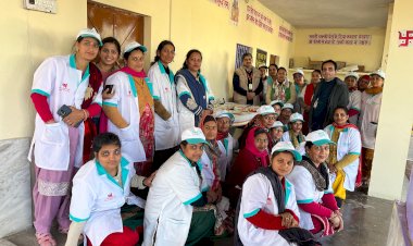 आरसेटी के शिविर में कॉस्ट्यूम ज्यूलरी बनाना सीख रही हैं गांव पटायू की महिलाएं