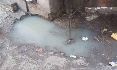 बाजार बड़ा चौक में सीवरेज नाली हुई लीक, प्रदूषित से दुकानदार परेशान