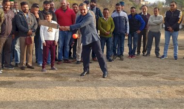 मुख्यमंत्री ने बच्चों संग क्रिकेट खेलकर उनका मनोबल बढ़ाया