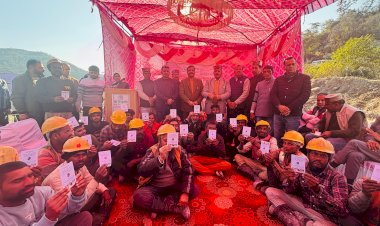 कैप्टन रणजीत सिंह और नरदेव कंवर ने धौलासिद्ध परियोजना के मजदूरों को बांटी पंजीकरण कापियां