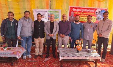 बिजली बोर्ड के एसई और अन्य अधिकारियों ने टौणी देवी में लोगों को दी जानकारी