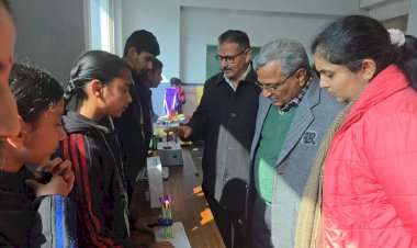 छात्रों में वैज्ञानिक दृष्टिकोण विकसित करने के लिए करियर अकादमी स्कूल में विज्ञान प्रदर्शनी...