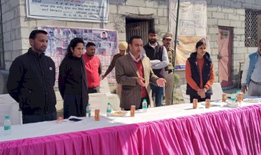 निर्माणाधीन बस स्टैंड के कामगारों को दी कई अधिनियमों एवं योजनाओं की जानकारी