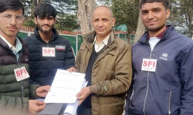 SFI द्वारा लाइब्रेरियन को छात्र मांगों को लेकर सौंपा ज्ञापन