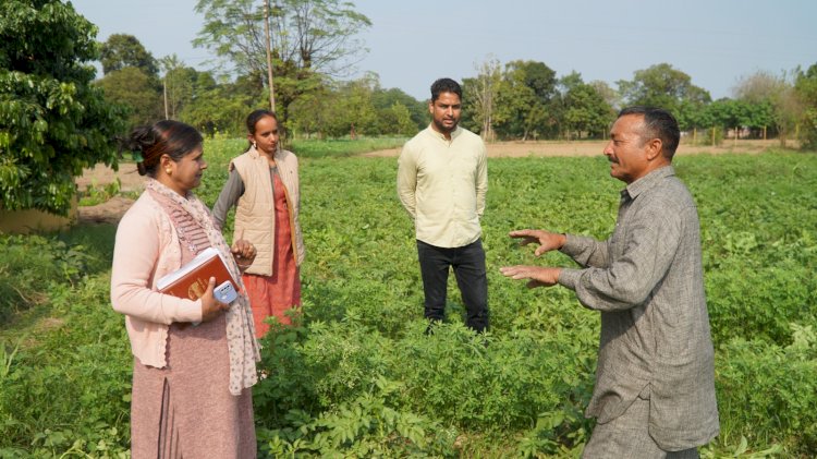 आतमा परियोजना उप निदेशक ने किया घालूवाल और कर्मपुर में किसानों के खेतों का दौरा