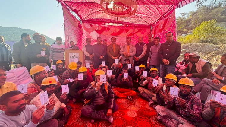 कैप्टन रणजीत सिंह और नरदेव कंवर ने धौलासिद्ध परियोजना के मजदूरों को बांटी पंजीकरण कापियां