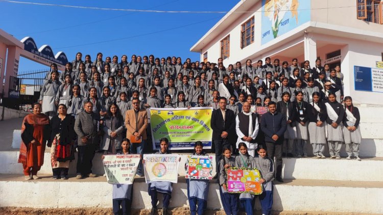 झगड़यानी स्कूल की छात्राओं को बताया मासिक धर्म स्वच्छता का महत्व