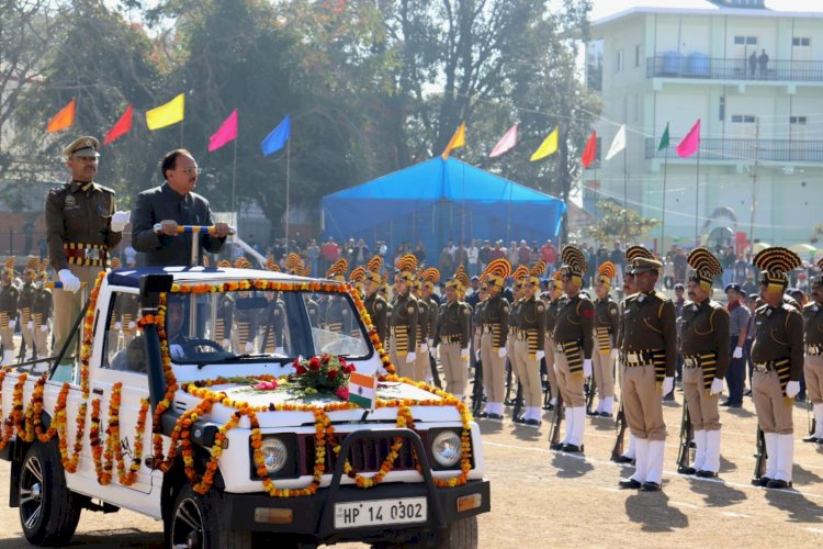 नाहन चौगान में उद्योग मंत्री ने ध्वजारोहण कर भव्य परेड की ली सलामी