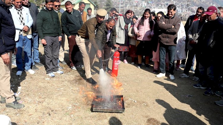 ढालपुर में प्रधानाचार्य, बीपीईओ को दिया गया आग से बचाव का प्रशिक्षण !