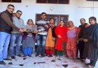 प्रतिभाशाली बेटियों के घर जाकर लगाईं उनके नाम की पट्टिकाएं