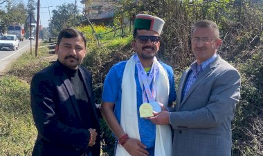 उपायुक्त ने स्वर्ण पदक विजेता विरेन्द्र सिंह को पैरा ओलंपिक में उपलब्धि हासिल करने पर किया सम्मानित