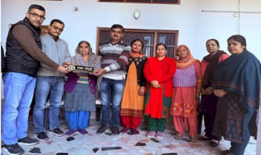 प्रतिभाशाली बेटियों के घर जाकर लगाईं उनके नाम की पट्टिकाएं