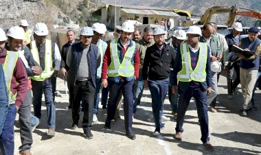 लोक निर्माण मंत्री ने फोरलेन पर निर्मित भाड-रंघाव टनल का किया निरीक्षण