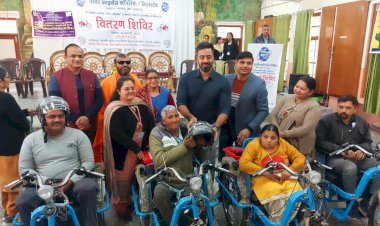 उपायुक्त ने दिव्यांगजनों को वितरित की ट्राई साइकिलें