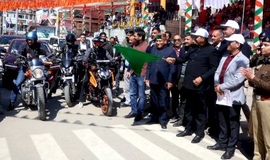 उपमुख्यमंत्री ने रोड सेफ्टी रैली को हरी झंडी दिखाकर किया रवाना