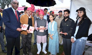 राज्यपाल ने राष्ट्रस्तरीय होली उत्सव की शोभायात्रा में भाग लिया