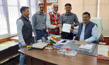 सिरमौर प्रेस क्लब के पदाधिकरियों ने डीसी सिरमौर एलआर वर्मा को सौपी प्रेस क्लब की कार्यकारिणी की विस्तार की सूची