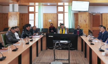 राज्य निर्वाचन आयुक्त ने पंचायती राज संस्थाओं के चुनावों के संदर्भ में ली बैठक