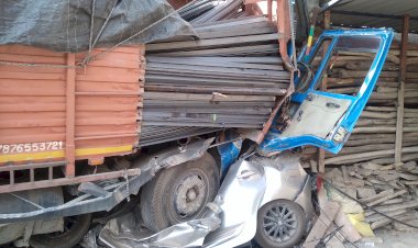 नाहन में कारमल कॉन्वेंट स्कूल के सामने सरिए से लदा ट्रक बेकाबू हुआ, कार को रौंदा, चालक ने कूद कर  बचाई जान