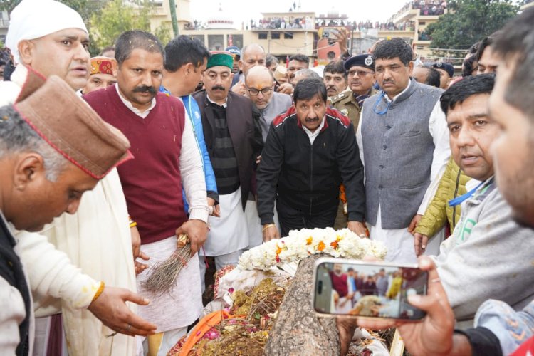 हिमाचल सरकार ने पूर्ण राजकीय सम्मान के साथ दी विदाई, अंतिम यात्रा में शामिल हुए उपमुख्यमंत्री, अर्पित की भावभीनी श्रद्धांजलि