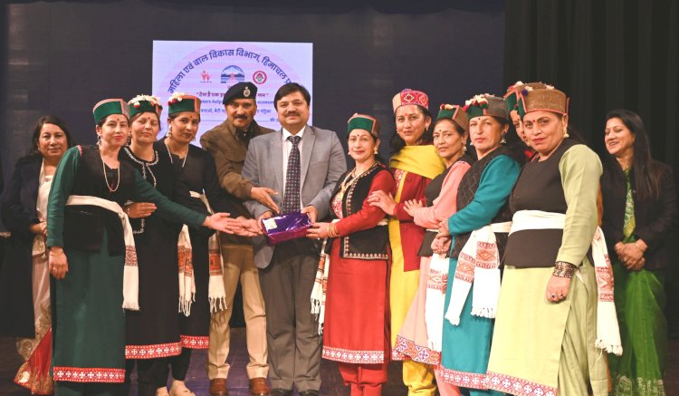 महिलाओं को आगे बढ़ने में हर संभव सहायता करें - अनुपम कश्यप