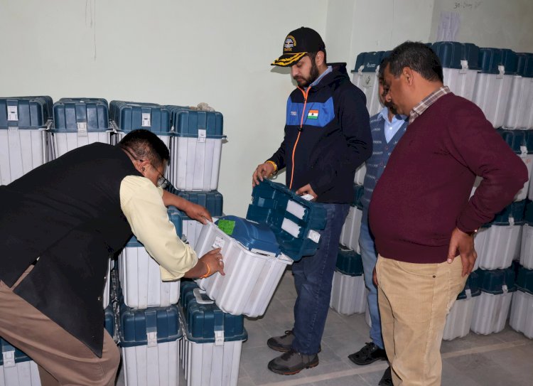 जिला निर्वाचन अधिकारी ने त्रैमासिक ईवीएम और वीवीपैट भंडार कक्ष का निरीक्षण किया