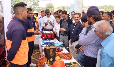 कांगड़ा भूकंप की स्मृति में डीसी ऑफिस से पुलिस मैदान तक निकाला मार्च, एडीसी ने दिया सुरक्षित भवन निर्माण का मंत्र, प्रभावितों को दी श्रद्धांजलि