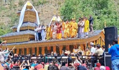 शिलाई के पशमी गांव में महासु महाराज मंदिर का शिखा पूजन हुआ आयोजित