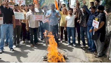 भाजपा कार्यालय में तब्दील हुआ ईडी ऑफिस, गुस्साए युकां कार्यकर्ताओं ने फूंका नरेन्द्र मोदी का पुतला