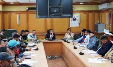 उपायुक्त किन्नौर ने जिला के सभी विभागाध्यक्षों को विकासात्मक कार्य समयबद्ध सीमा में पूर्ण करने के निर्देश दिए
