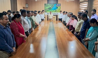 उपायुक्त कार्यालय में पहलगाम आतंकी हमले में मारे गए लोगों की स्मृति में रखा दो मिनट का मौन