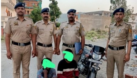 2.066 किलोग्राम गांजा पकड़ा, मोटर साइकिल पर जा रहे दो युवक धरे.