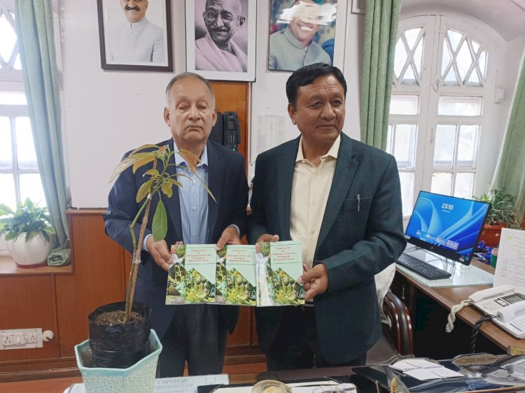 बागवानी मंत्री ने दीपक सिंघा की पुस्तक का विमोचन किया