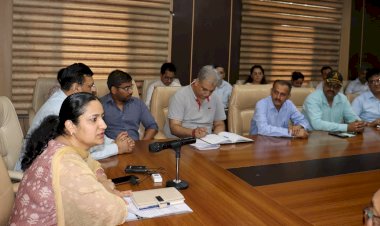 उपायुक्त सिरमौर प्रियंका वर्मा ने जिले के सभी विभागाध्यक्षों के साथ बैठक की