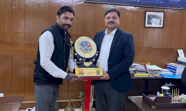 उपायुक्त को किया स्मृतिचिन्ह देकर सम्मानित