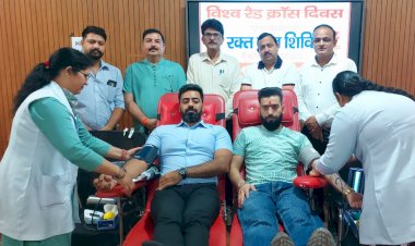 विश्व रेडक्रॉस दिवस पर क्षेत्रीय अस्पताल में लगा रक्तदान शिविर,  डीसी ने स्वयं रक्त दान कर युवाओं को किया प्रेरित