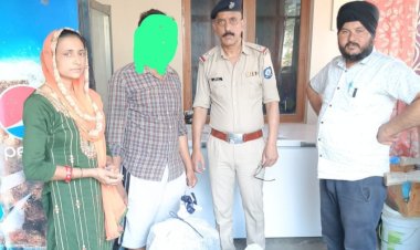 फ़ास्ट फ़ूड की दुकान से 20 लीटर लाहन समेत 12 बोतलें  देशी शराब पकड़ी, आरोपी गिरफ्तार...