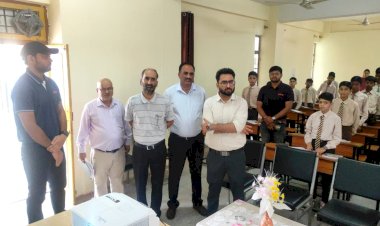 एडीसी ने किया संपर्क फाउंडेशन के डिजिटाइज्ड शैक्षणिक कार्यक्रम का निरीक्षण