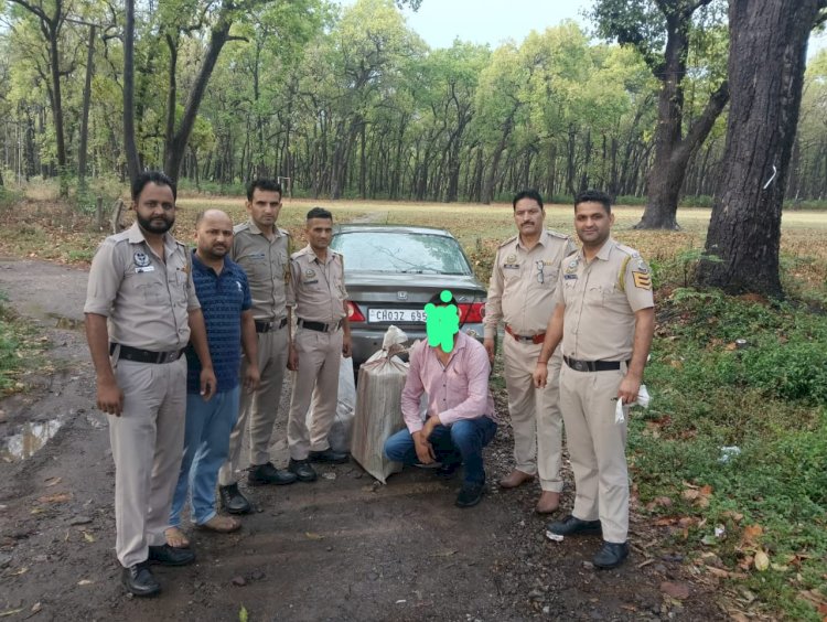 पांवटा में कार से मिली 12 पेटी शराब,आरोपी धरे