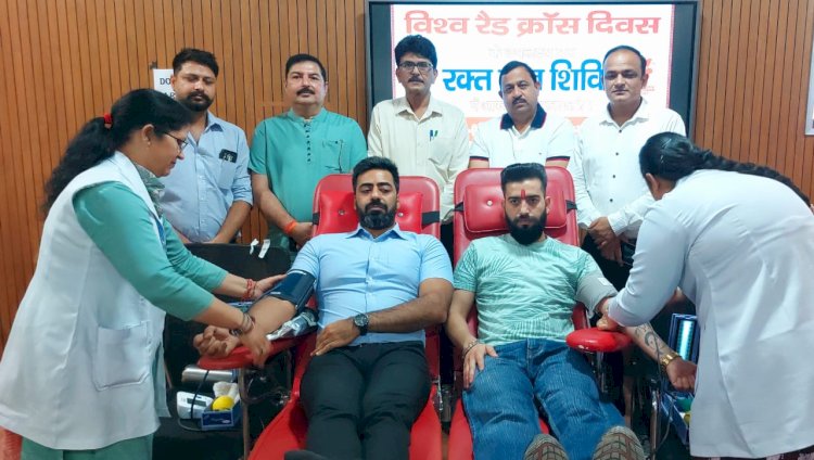 विश्व रेडक्रॉस दिवस पर क्षेत्रीय अस्पताल में लगा रक्तदान शिविर, डीसी ने स्वयं रक्त दान कर युवाओं को किया प्रेरित