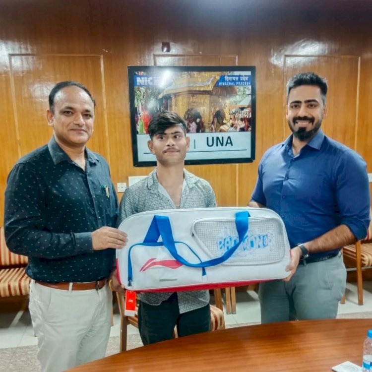 डीसी ने पैरा बैडमिंटन खिलाड़ी दिशांत चौधरी को भेंट की बैडमिंटन किट, उज्ज्वल भविष्य की दीं शुभकामनाएं