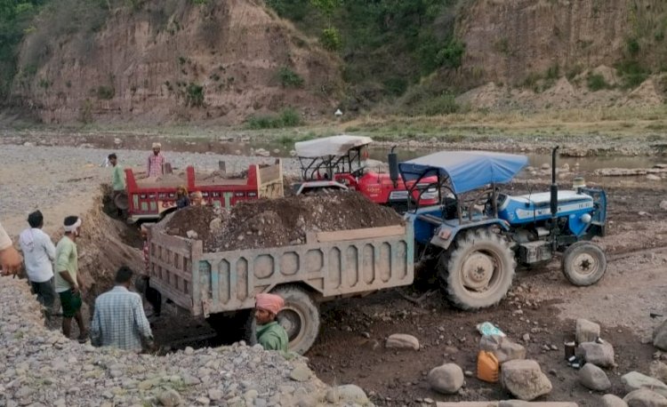मारकण्डा नदी में यहां हो रहा था अवैध खनन,दो ट्रैक्टर कब्जे में,9000 हजार जुर्माना वसूला...