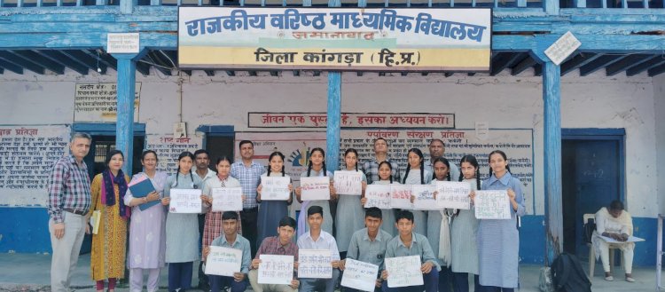शिक्षण संस्थानों में युवाओं को वोटर आईडी कार्ड बनाने को किया जागरूक