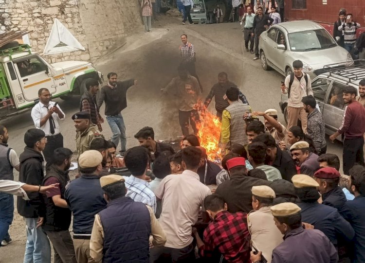 एसएफआई ने कांग्रेस सरकार द्वारा प्रदेश में बसों के बढ़ते किराये के खिलाफ मुख्यमंत्री का पुतला फूंका और चक्का जाम किया
