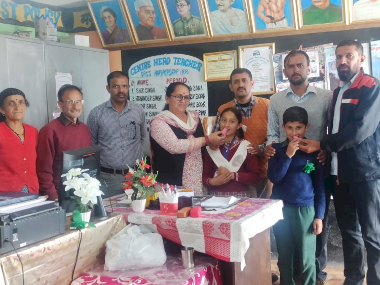 राजकीय प्राथमिक केंद्र पाठशाला हरिपुरधार की गुंजन ठाकुर ने तीसरा रैंक प्राप्त करते हुए पास की नवोदय विद्यालय की परीक्षा
