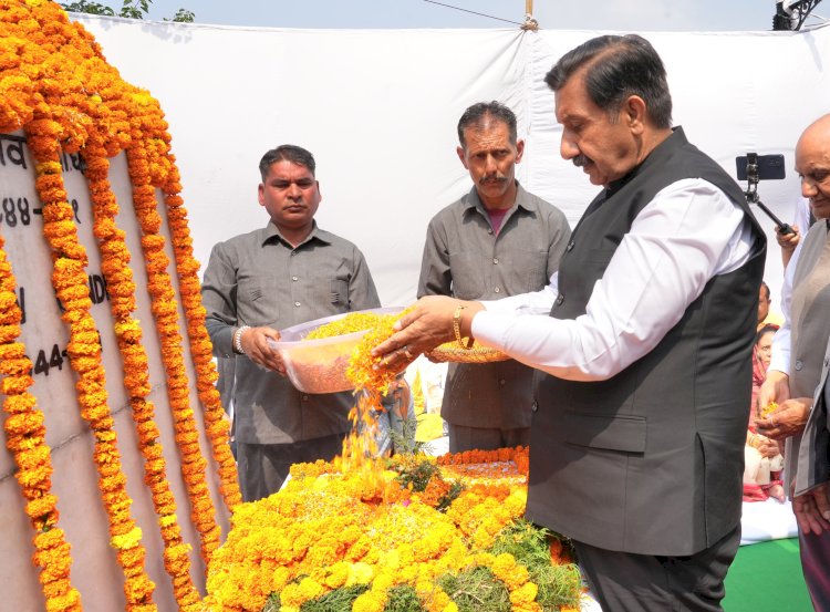 मुकेश अग्निहोत्री ने पूर्व प्रधानमंत्री राजीव गांधी को श्रद्धांजलि अर्पित की