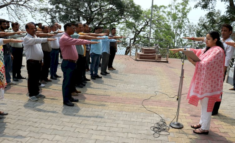 आतंकवाद विरोधी दिवस पर उपायुक्त ने दिलाई शपथ